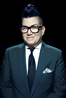 How tall is Lea DeLaria?